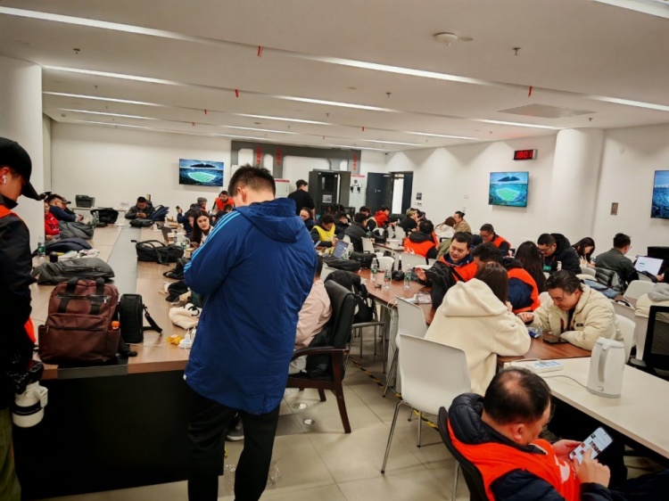  記者曬超級杯報道現場圖：中國足球2025第一戰(zhàn)，關注度拉滿