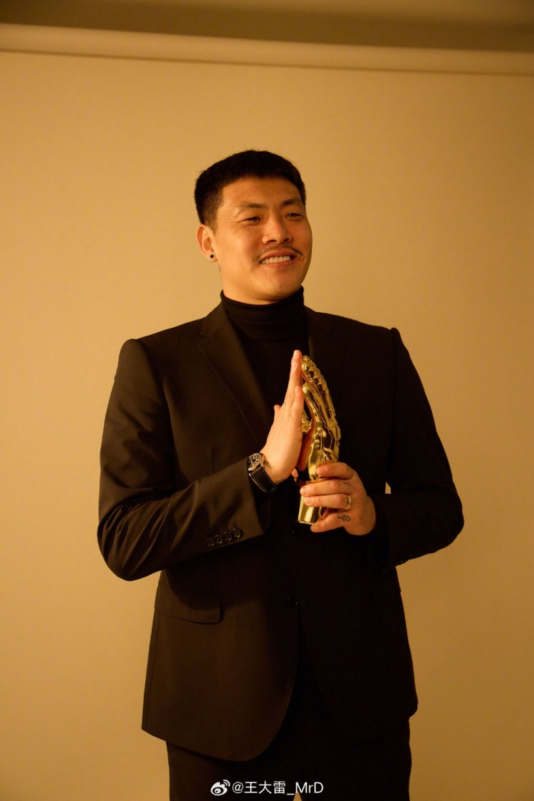  獲中國足球金手套獎，王大雷發(fā)文：既是榮譽也是鞭策自己的動力