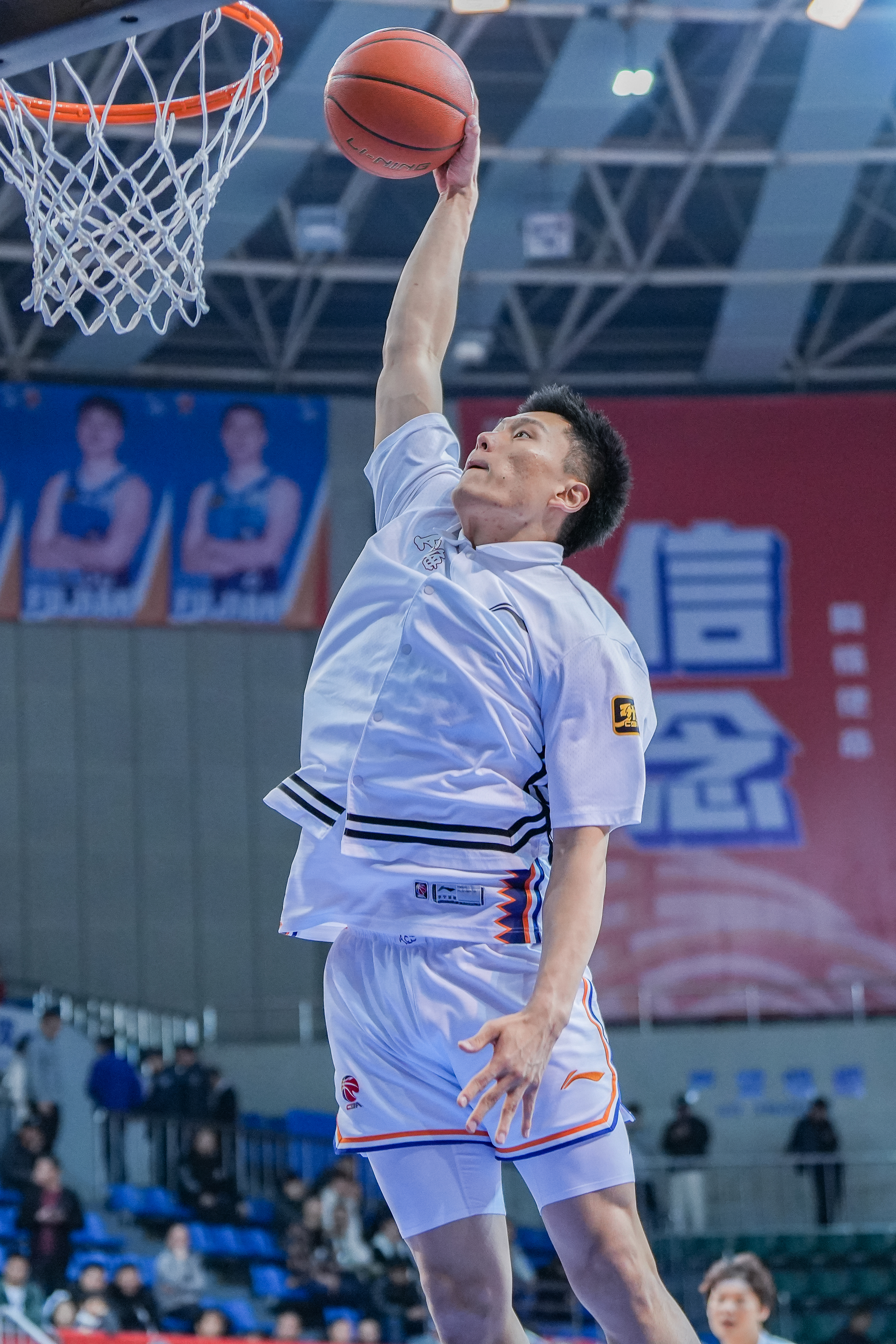  持續(xù)漲球！上海男籃“李花”組合—李弘權、李添榮