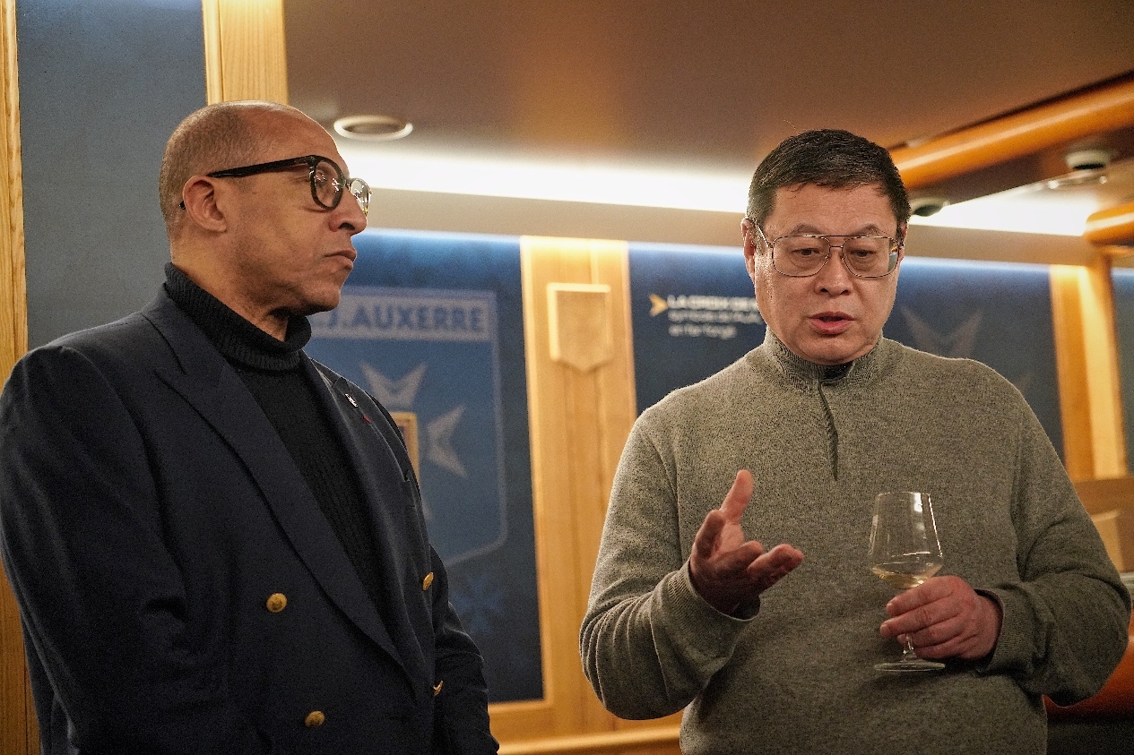  法國足協(xié)主席迪亞洛做客歐塞爾，并與董事會(huì)主席周云杰會(huì)晤