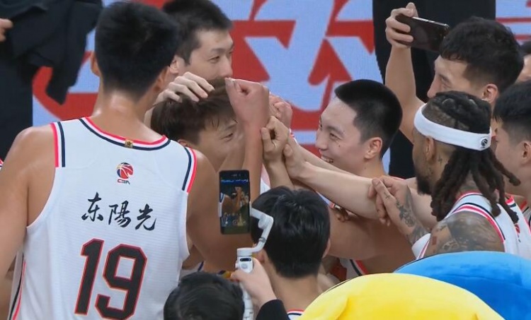  淚目！賽后廣東隊(duì)將趙睿圍在中間碰拳
