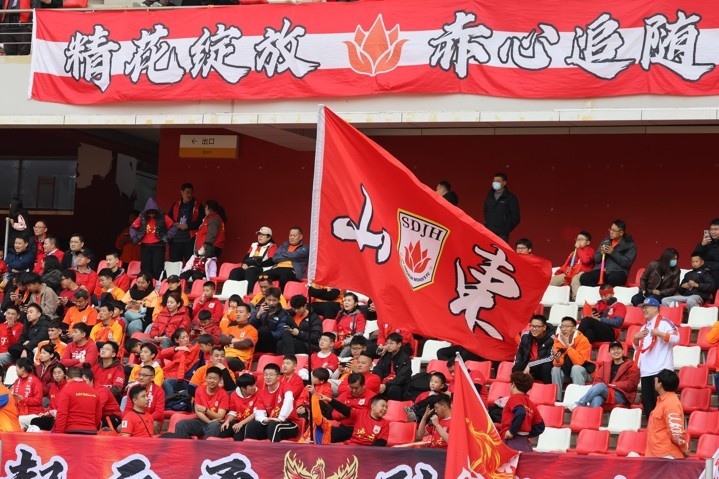 主場上萬名球迷的吶喊助威，給山東體彩女足征戰(zhàn)女超增添了能量與動力
