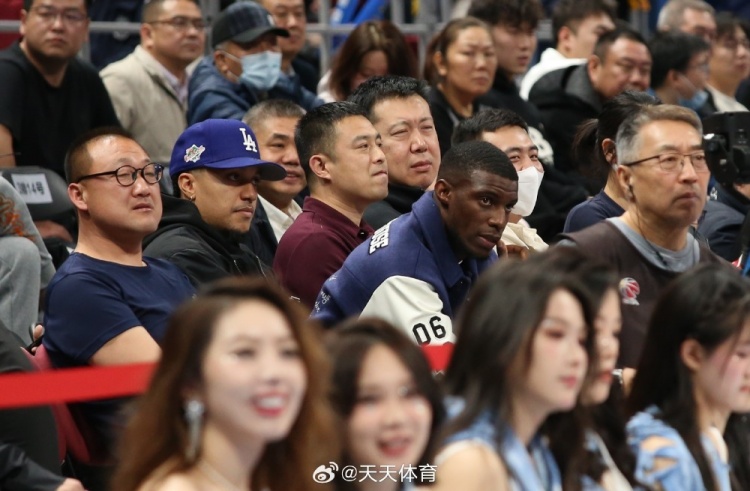  真籃球迷！國(guó)安外援法比奧攜玉昆外援科斯塔來到五棵松觀戰(zhàn)CBA