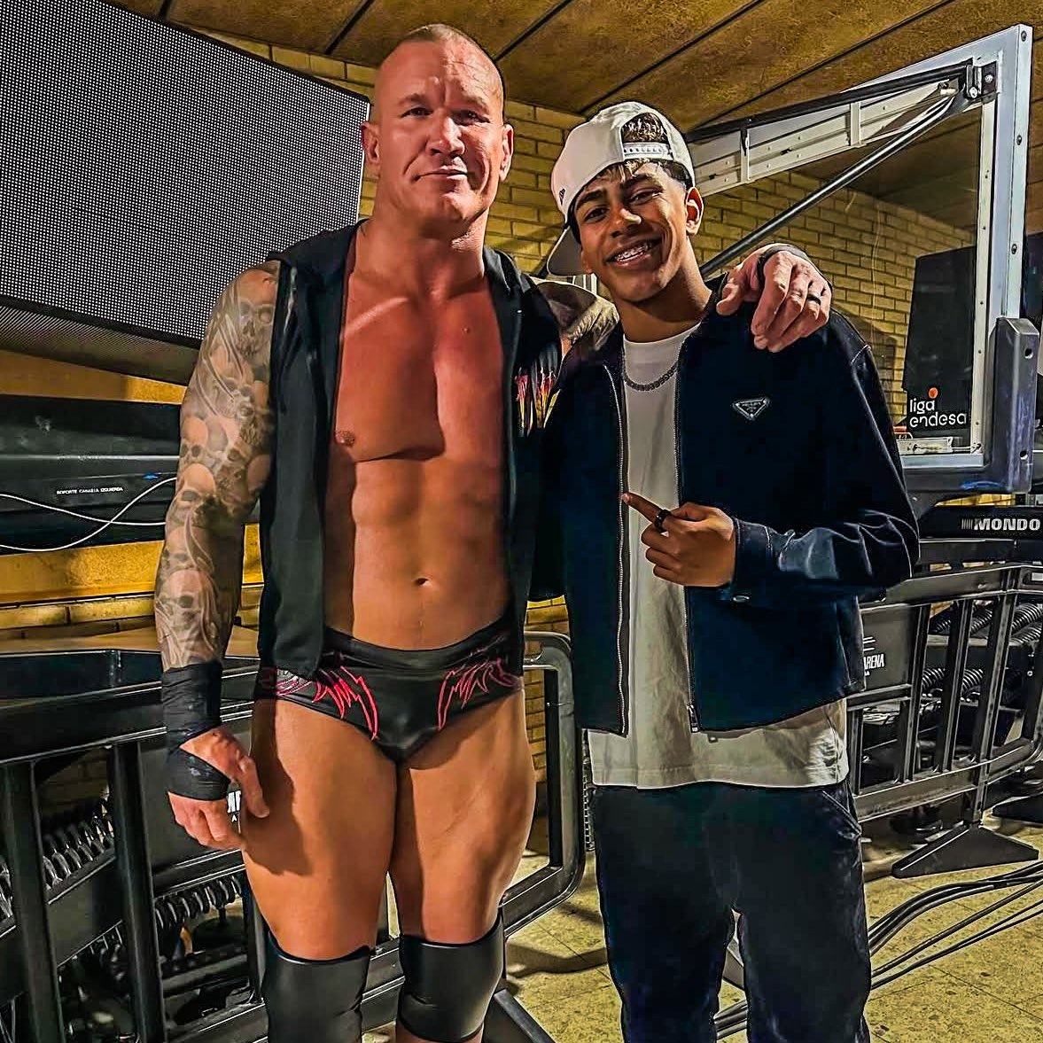  小心RKO！亞馬爾現(xiàn)場觀戰(zhàn)WWE，和奧爾頓、Triple H等合影