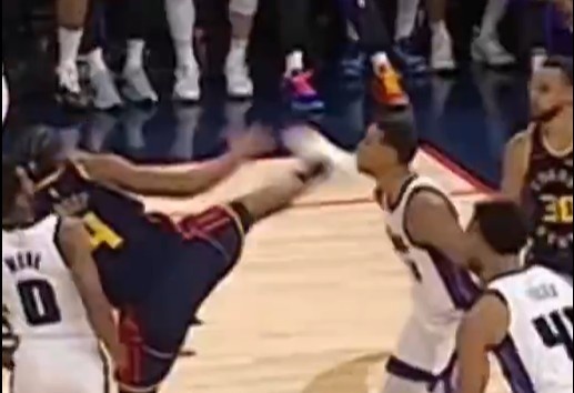  抬腳過高踢到了對手下巴！NBA官方：穆迪這一動作被判1級惡犯
