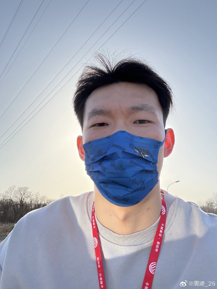  悠閑！周琦騎京牌電動(dòng)車(chē)出行：太陽(yáng)出來(lái)了 開(kāi)京牌兜兜風(fēng)！