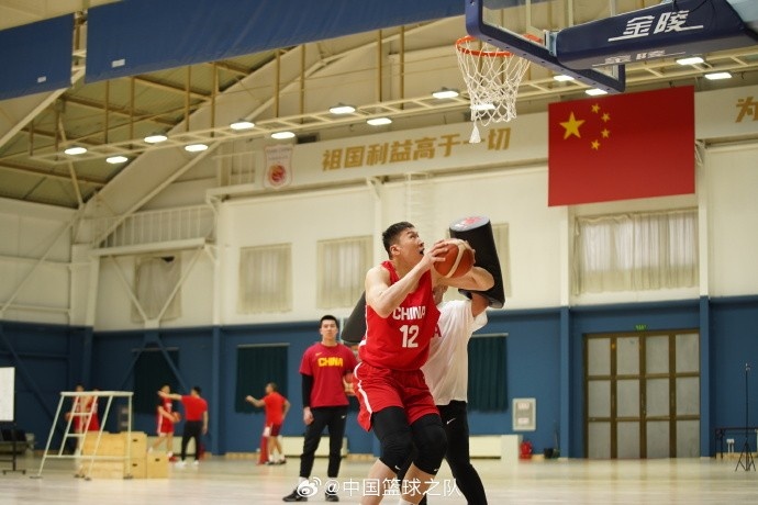  中國籃球之隊官博：大塊頭 大能量 祝李炎哲25歲生日快樂！