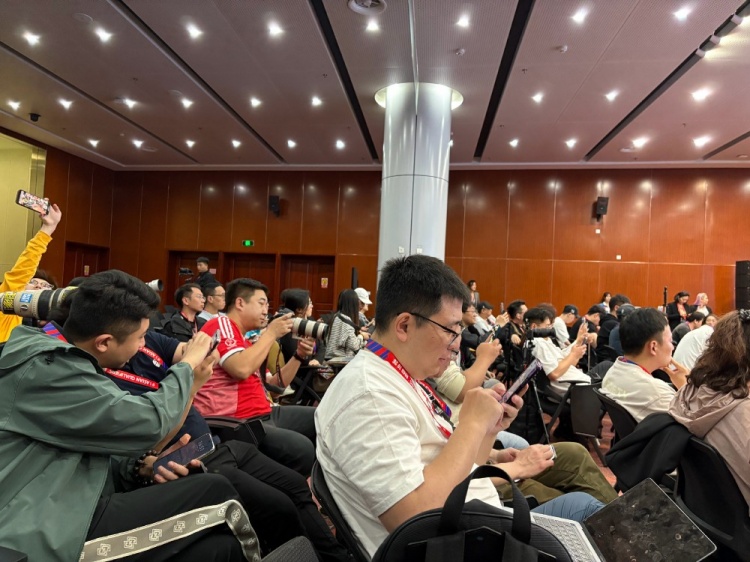  萬眾矚目！記者擠滿國(guó)足賽前新聞發(fā)布廳，賽場(chǎng)記者預(yù)計(jì)超300人