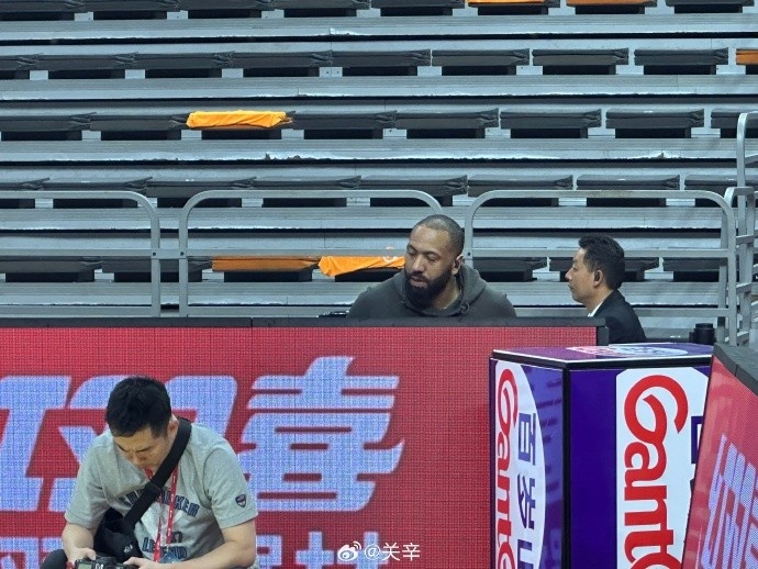  今晚不打？廣東主場(chǎng)迎戰(zhàn)廣廈 吉倫沃特一身便裝現(xiàn)身球館