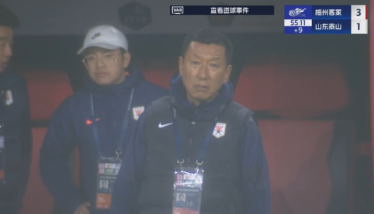  半場1-3落后遞補隊！場邊的崔康熙表情焦急