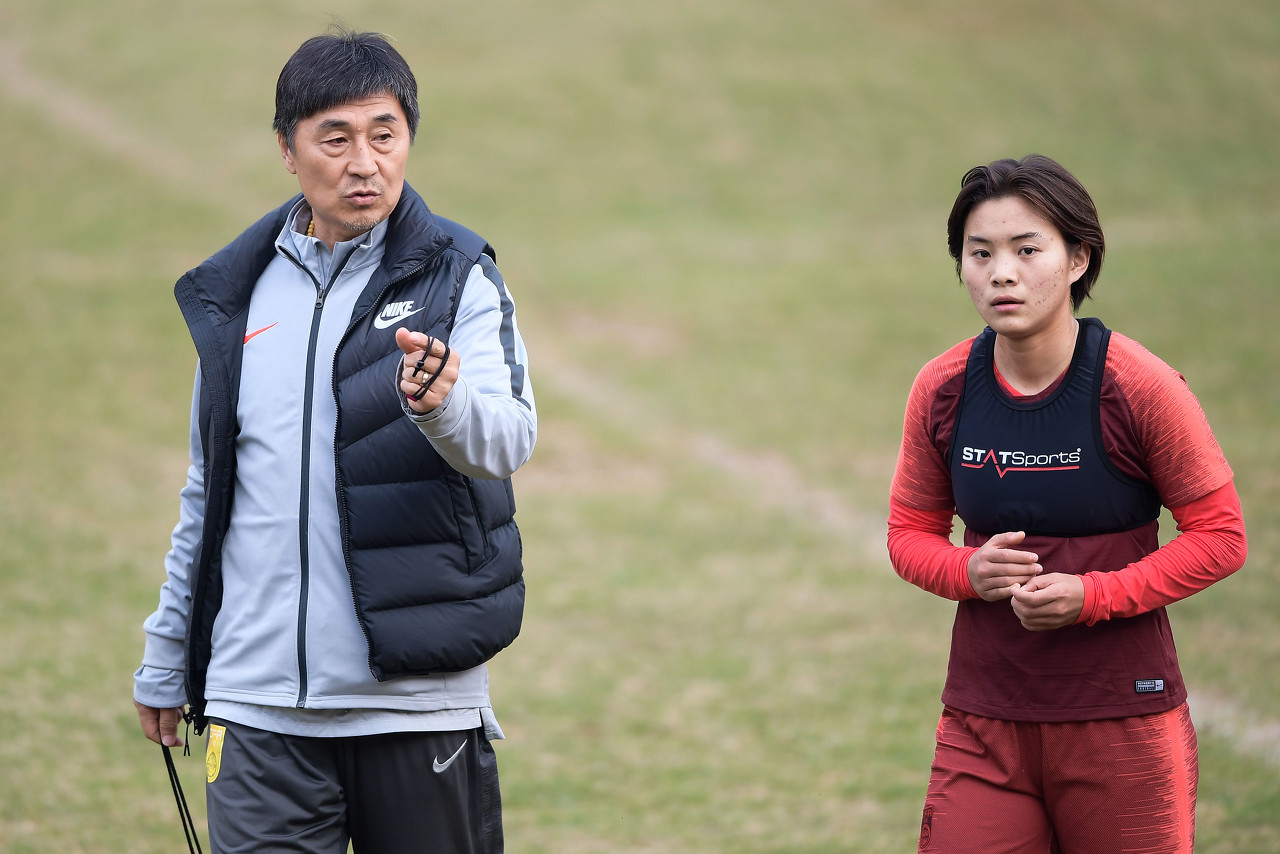  王霜與網友互動時談賈秀全“茶葉梗”：不需要買，是他送我們喝