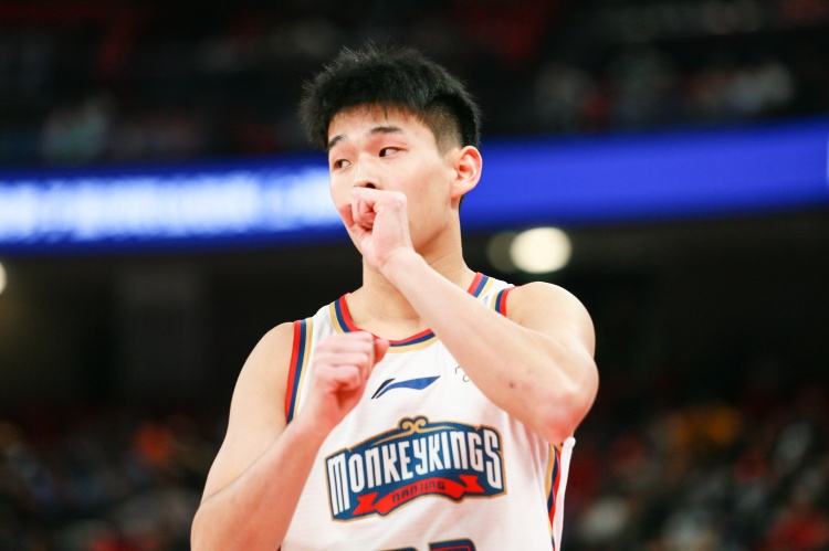  效率太低！林葳25中8&三分10中1拿到19分1板3助2斷 4失誤