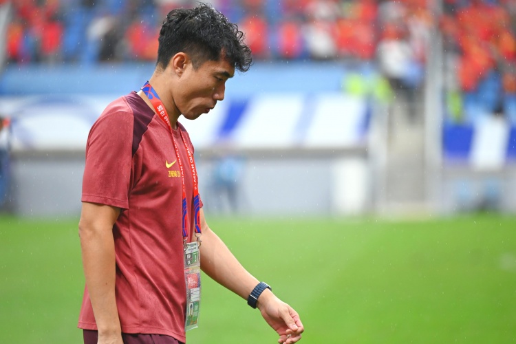  滬媒：單后腰讓國足防守承受更大壓力，若鄭智沒退役或能勝任