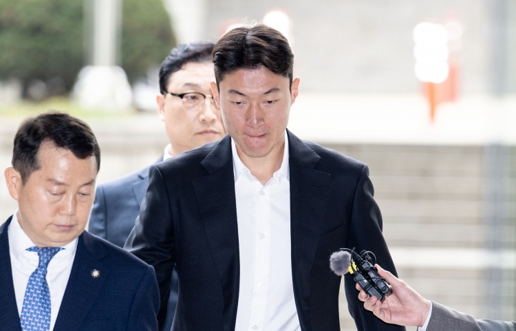  韓媒：庭審現(xiàn)場黃義助始終低頭雙手合十，判決后不停致歉