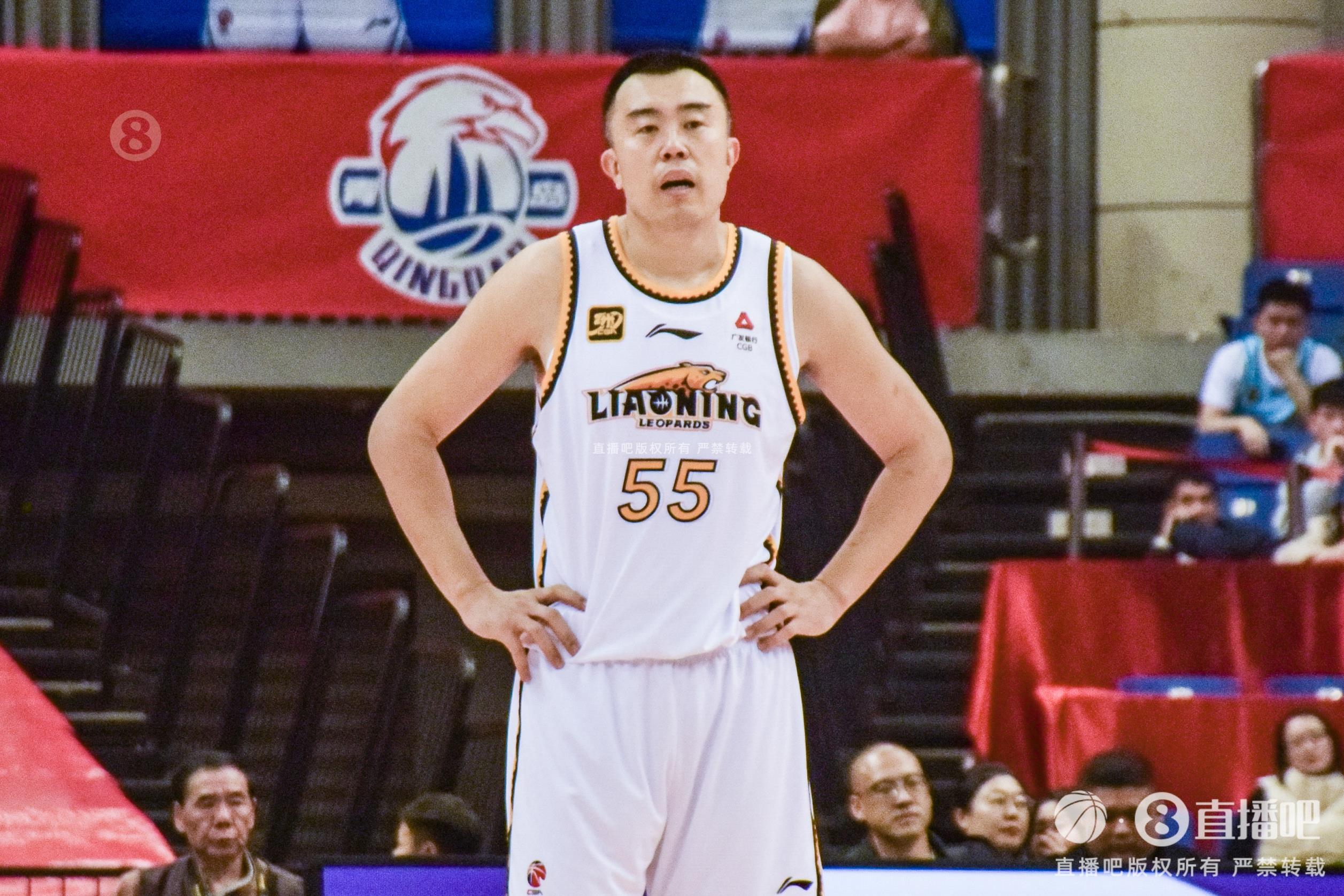  老將不容易！韓德君帶傷出戰(zhàn)半場6分鐘5犯 僅2板2助