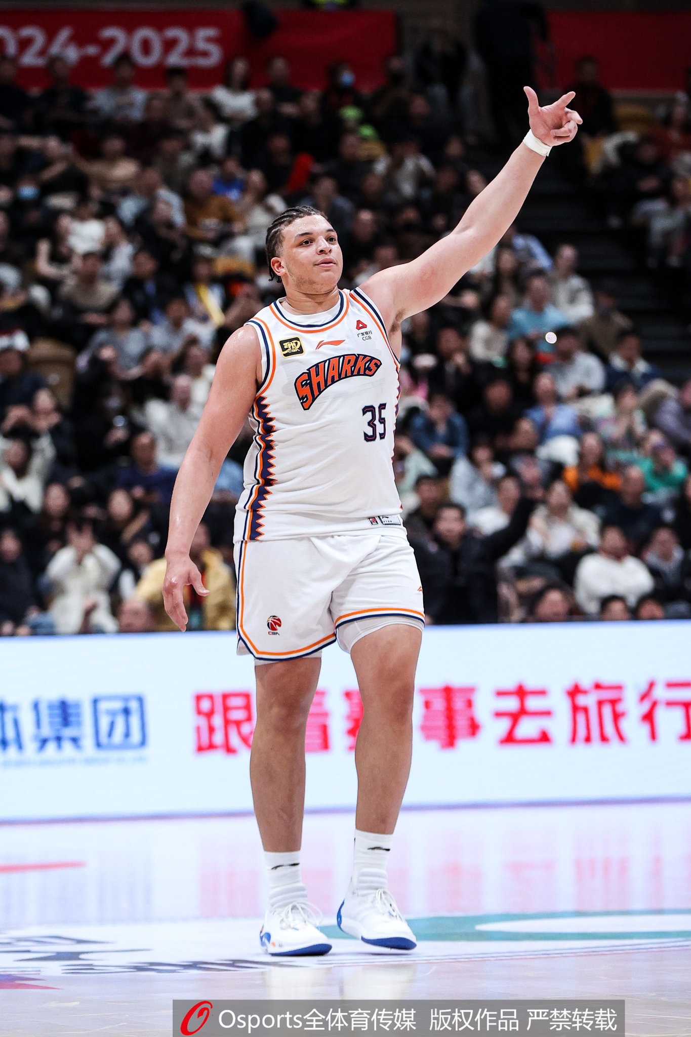  小坦克！洛夫頓上半場9中6砍18分12板3助 4次犯規(guī)是隱患